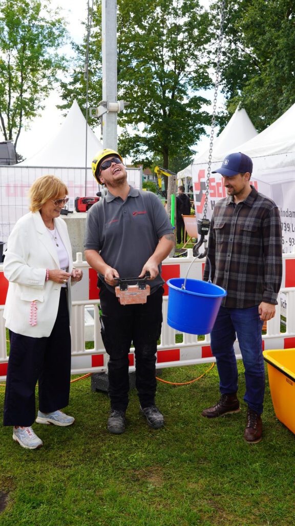 Lasten anschlagen mit dem Kran am Stand von Scharlau Hochbau