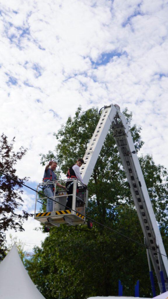 Hubarbeitsbühne beim Azubi-Campus, Ausleger vor bewölktem Himmel