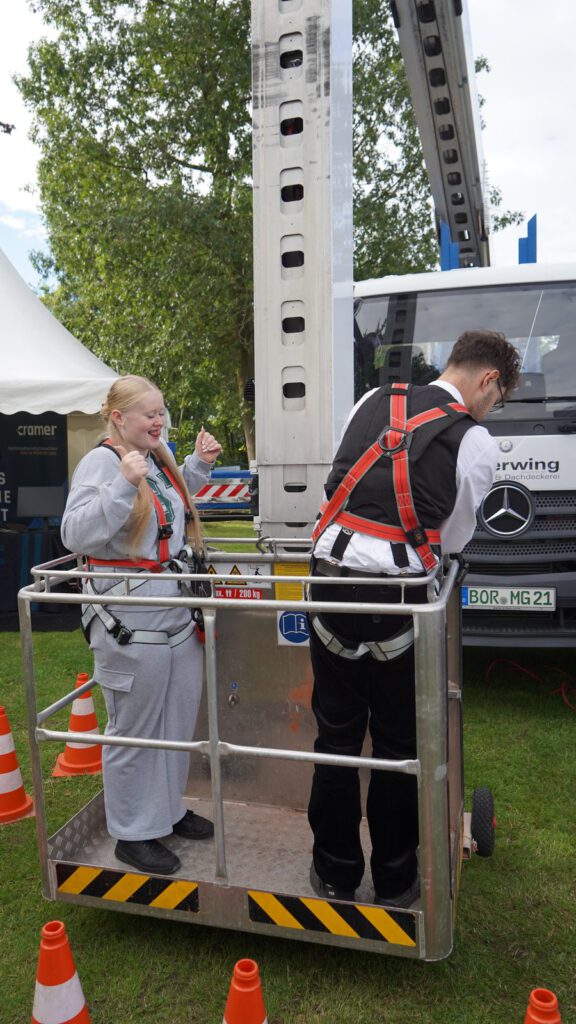 Anlegen einer Absturzsicherung an der Arbeitsbühne