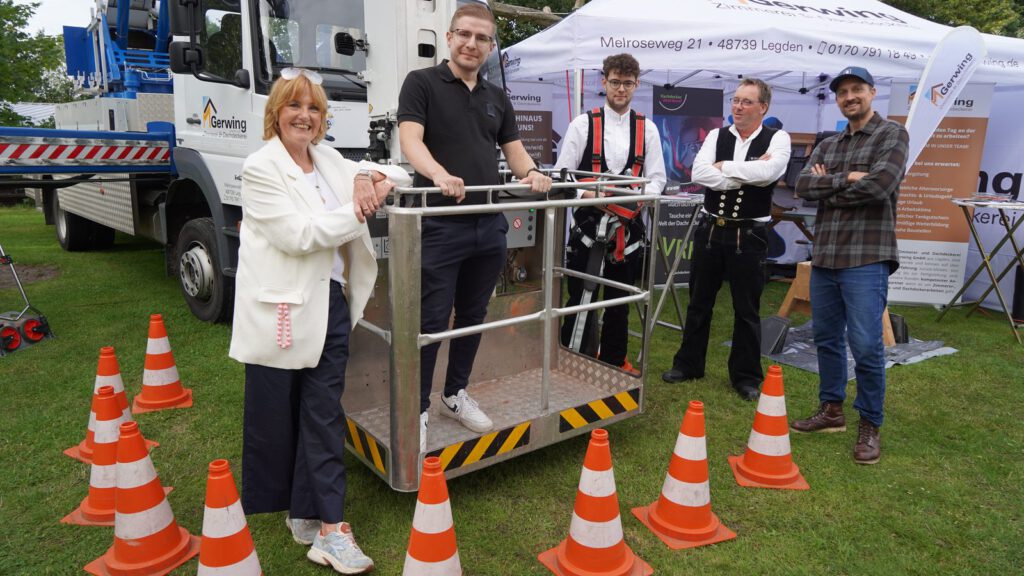Besucherin und Aussteller auf der Arbeitsbühne von Gerwing
