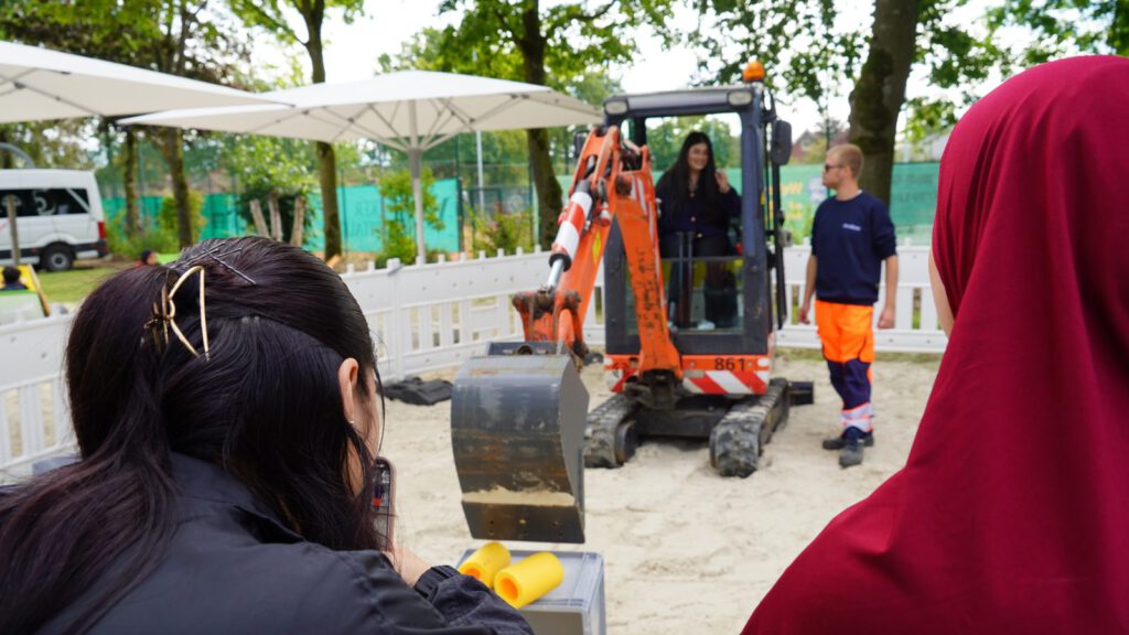 Minibagger im Sandbecken beim 5. Azubi-Campus