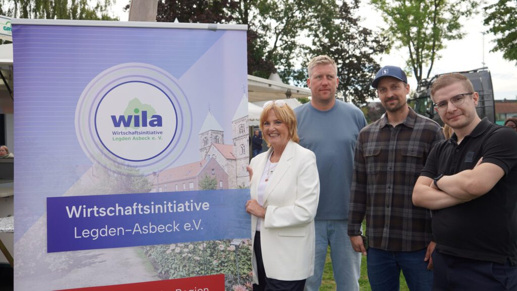 Team der Wirtschaftsinitiative Legden-Asbeck an der Fotowand